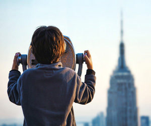 boy-looking-at-the-empire-state-building-300x250