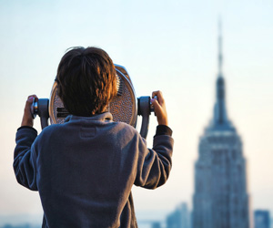 boy-looking-at-the-empire-state-building-300x250