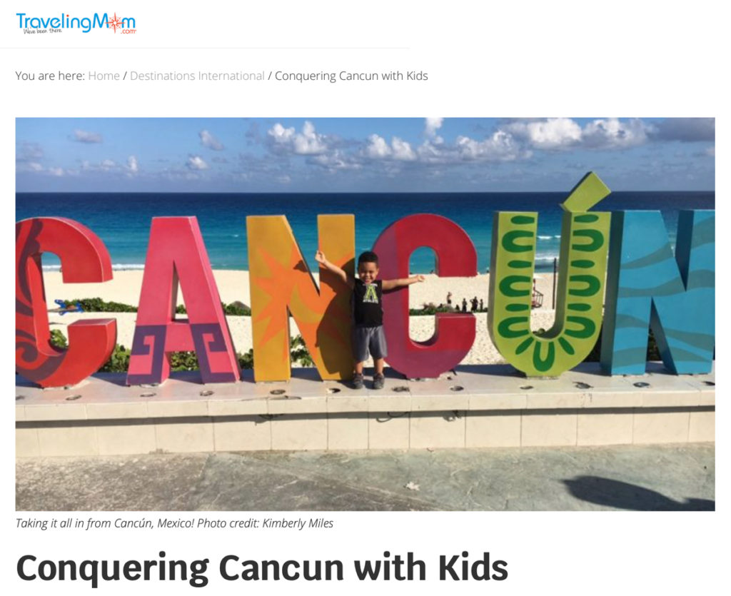 Kids in front of Cancun sign