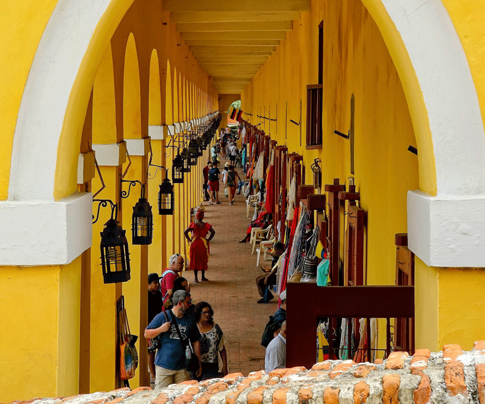 cartagena-yellow-tourists_1000